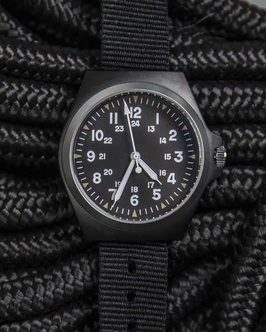 Army-klokke i svart stål i amerikansk stil med nylonreim, kvartsverk