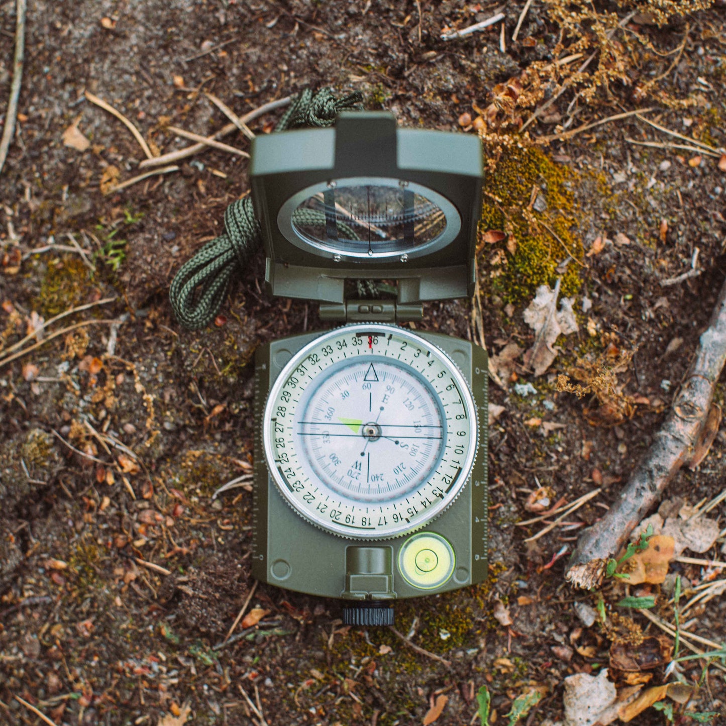 Militært kompass med metallkasse